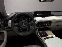 Mazda CX-60 byla vyrobena v Japonsku podle návrhářského jazyka Kodo, jenž zahrnuje japonský koncept Ma, který představuje klidnou a důstojnou krásu prázdného prostoru. Každý designový prvek Mazdy CX-60 má svůj účel a vyniká vytříbeným smyslem pro krásu a eleganci. Interiér kombinuje prvky materiálů, jako je javorové dřevo, kůže Nappa a unikátně strukturované japonské textilie. Interiér Mazdy CX-60 s unikátními přírodními materiály