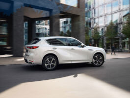 Mazda CX-60 nabízí širokou škálu technologií pro bezpečnější a pohodlnější jízdu. Nové funkce, jako jako je DPS – systém, který identifikuje řidiče na základě jeho preferencí nastaví např. sedadlo, Head Up Displej, zrcátka. Dále pak 360° Top view monitor umožňující výhled do všech stran nebo nový systém kinematického řízení polohy usnadňující manévrování a stabilitu v zatáčkách. Mazda CX-60 je vybavena nejmodernějšími technologiemi