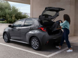 Mazda2 Hybrid má dostatek prostoru pro zavazadla a bez nutnosti dobíjení se hodí i na víkendové výlety a jiné delší cesty.