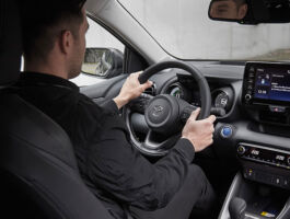 Nová Mazda2 Hybrid využívá chytré hybridní technologie k přepínání mezi elektrickým, benzínovým a kombinovaným režimem. Díky tomu získáte optimální výkon ve všech situacích.