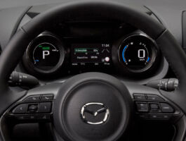 Technologie samodobíjení ve voze Mazda2 Hybrid pro vás znamená nulové starosti. Naplňte nádrž a jezděte jako s běžným vozem, zatímco se akumulátor sám dobíjí – nemusíte tedy měnit svůj životní styl, časový rozvrh ani jízdní návyky.