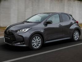 Mazda2 Hybrid je vybavena celou řadou pokročilých a inovativních bezpečnostních technologií podporujících řidiče: Přednárazový systém (PCS) s detekcí vozidla, chodců a cyklistů ve dne i v noci, přednárazovým brzděním a asistentem nouzového řízení, adaptivní dynamický tempomat a mnoho dalších. Díky tomu se vy i vaši spolucestující můžete v klidu uvolnit a užít si jízdu.