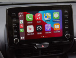 Díky Apple CarPlay a Android Auto můžete používat své oblíbené aplikace pro navigaci, hudbu a infozábavu prostřednictvím dotykového displeje na palubní desce. Během dlouhých cest se vždy zabavíte.