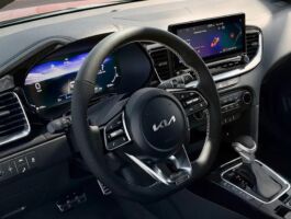 Dvojice velkých digitálních displejů