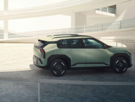 Dynamická silueta s efektem plovoucí střechy Boční pohled na Kia EV3 zvýrazní její siluetu