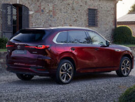 Eleganci vozu s poháněnou zadní nápravou zdůrazňuje chromovaná lišta rámující okna vozu. Mazda CX-80 je elegantní ze všech úhlů