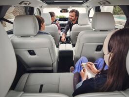 S kapacitou až sedmi míst je zcela nová Mazda CX-80 naším nejprostornějším SUV. Poskytuje maximální pohodlí a zavazadlový prostor se třemi řadami velmi pohodlných a luxusních sedadel. Naši designéři vytvořili prostorný interiér, v němž si každý cestující vytvoří pohodlí ve svém osobním prostoru. V Mazdě CX-80 se snadno a pohodlně usadí celá rodina