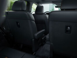 Pro snadnější přístup do třetí řady můžete zvolit šestimístnou verzi se samostatnými komfortními sedadly bez středové konzoly mezi nimi. Ta je ideální pro rodiny s dětmi, které musí často nastupovat a vystupovat ze sedadel ve třetí řadě kvůli škole nebo sportu. Mazda CX-80 v šestimístné průchozí variantě bez středové konzoly