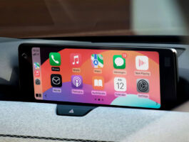 Zůstat ve spojení se svým světem je jednoduché. 12,3" dotykový displej podporuje bezdrátové Apple CarPlay® a bezdrátové Android Auto™, takže můžete snadno připojit svůj telefon a mít funkce aplikace na velké obrazovce. Snadné spojení Mazdy CX-80 se světem díky spárování s mobilním telefonem