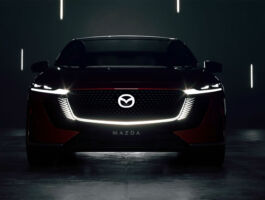 Zcela nová Mazda6e je vpředu i vzadu vybavena výrazným LED osvětlením. Při nabíjení začnou svítící přední logo, charakteristické křídlo a lišta zadních světel pulzovat, aby ukázaly stav nabíjení.