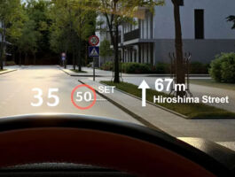 Řiďte s větší lehkostí a soustředěností díky 50“ head-up displeji, který přidává údaje přímo na scenérii a snižuje tak nutnost odlepit oči od vozovky. Nabízí také „sněhový režim“, který zajišťuje čitelnost v zasněžených podmínkách.