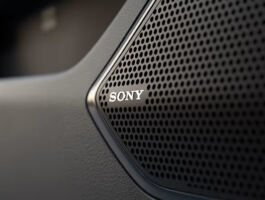 Každou jízdu si můžete zpříjemnit zvukovou kulisou díky audiosystému se 14 reproduktory od společnosti Sony. V kombinaci s bezdrátovým systémem Apple CarPlay® nebo Android Auto™ a hlasovým ovládáním budete mít spoustu možností zábavy.