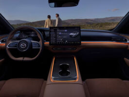 Ve tmě zcela nová Mazda6e vytváří atmosféru díky unikátnímu ambientnímu osvětlení. Používá pouze nepřímé zdroje světla, což dodává interiéru klidnou atmosféru. A díky 64 barevným možnostem jej lze dokonale přizpůsobit.