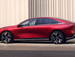 Zcela nová Mazda6e připomíná roadster a jejímu elegantnímu vzhledu přispívá i to, že kolem oken nemá rámy dveří. Pro další zlepšení aerodynamiky zůstávají kliky dveří v jedné rovině s exteriérem a při odemknutí vozu se vysouvají směrem ven.