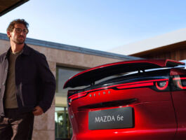 Zcela nová Mazda6e je vybavena elektricky výsuvným zadním spoilerem, který dodává vozu sportovní nádech a zároveň zvyšuje stabilitu na silnici. Spoiler se automaticky vysouvá při rychlosti 90 km/h, ovšem lze jej ovládat i manuálně, zvýšit přítlak a zlepšit tak jízdní stabilitu pro kontrolovanou a příjemnou jízdu.