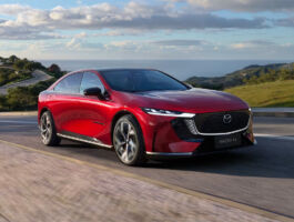 V závislosti na svých jízdních zvyklostech můžete upřednostnit delší dojezd na jedno nabití. Proto zcela nová Mazda6e nabízí dvě možnosti pohonné jednotky: Standardní akumulátor s kapacitou 68,8 kWh zajišťuje dojezd 479 km, zatímco akumulátor s dlouhým dojezdem 80 kWh vám umožní ujet vzdálenost 552 km.